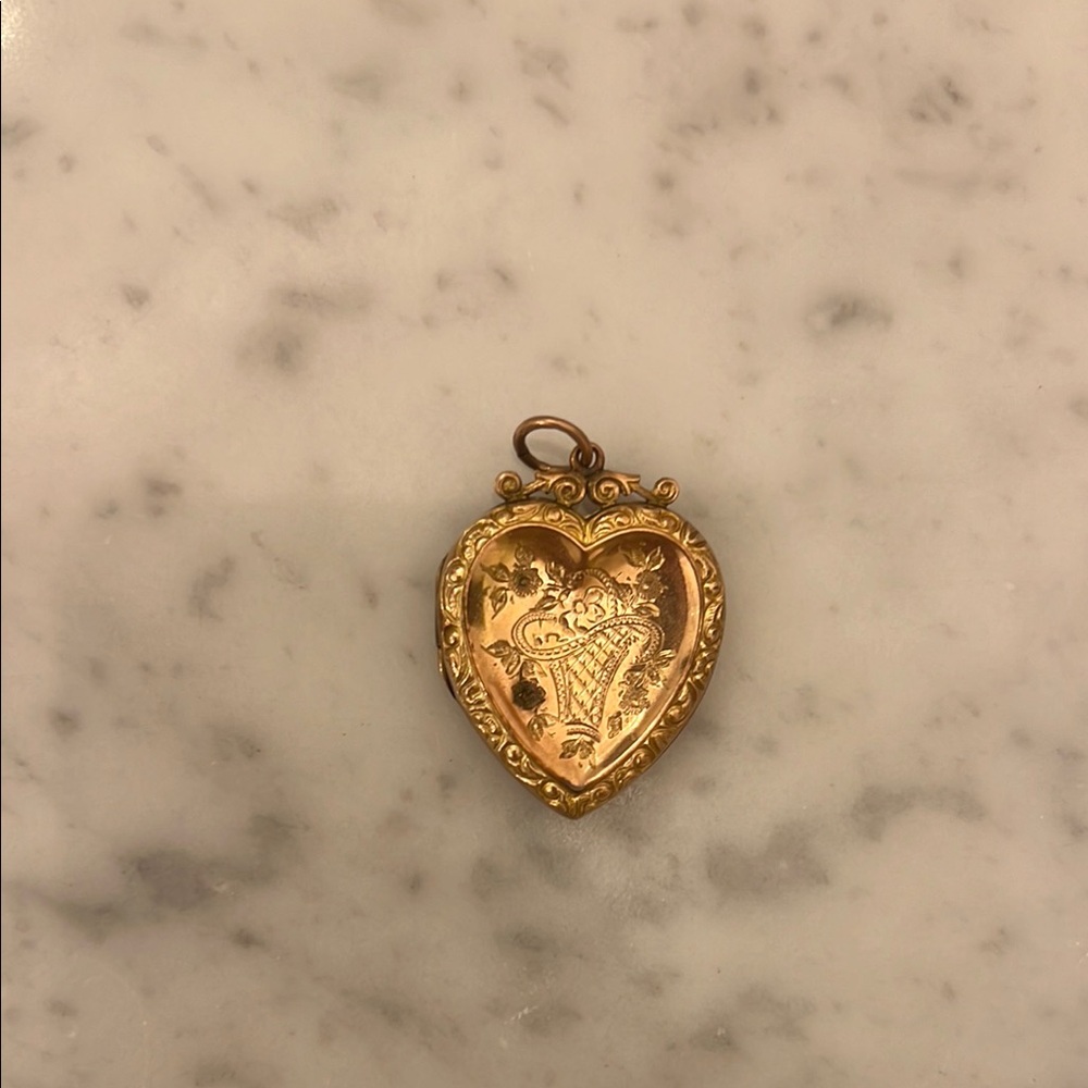 Vintage Gold Heart Pendant Necklace - Picture 2 of 3